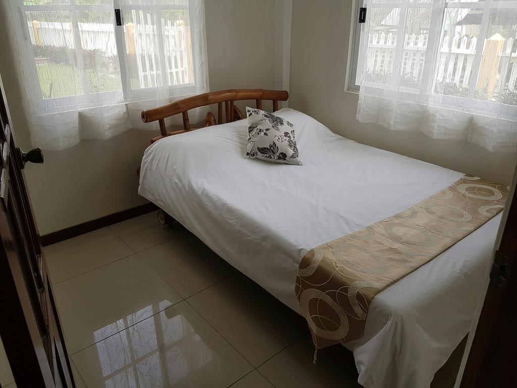 Lanas Beach Resort Romblon Island Rum bild
